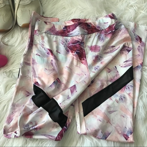 LAST ONE [boutique] abstract mesh insert leggings - Picture 3 of 5